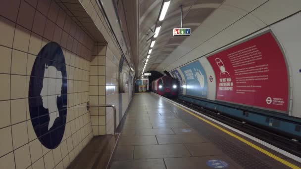 Comboio que chega à plataforma da Estação de Metro Vazio Victoria — Vídeo de Stock