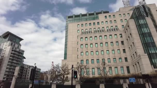 SIS MI6 headquarters of British Secret Intelligence Service at Vauxhall Cross London — Stock Video