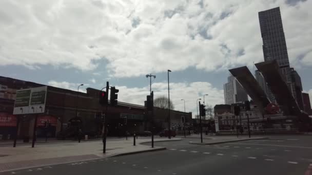 Bellissimo design architettonico della stazione degli autobus Vauxhall nella giornata di sole nella parte ovest della città. — Video Stock