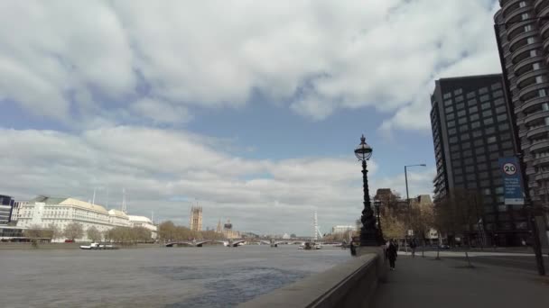 Caminhando pelo Albert Embankment na manhã ensolarada com a ponte Lambeth no fundo — Vídeo de Stock