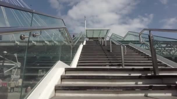 Salendo le scale per il Golden Jubilee Bridge a South Bank la soleggiata domenica mattina — Video Stock