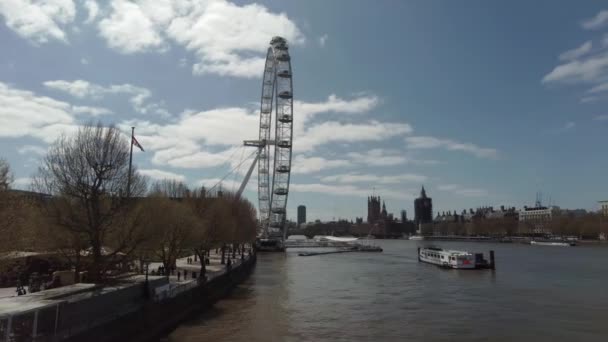 A vista do London Eye, rio Tamisa e aterro Victoria de Golden Jubilee Bridge no dia ensolarado — Vídeo de Stock