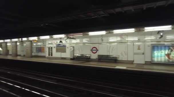 Пустой набережной станции метро метро с поездом прибывающих на платформу после коронавируса блокировки легкость — стоковое видео