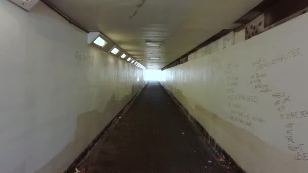 Går genom gångtunneln i västra London med ljuset i slutet av tunneln — Stockvideo