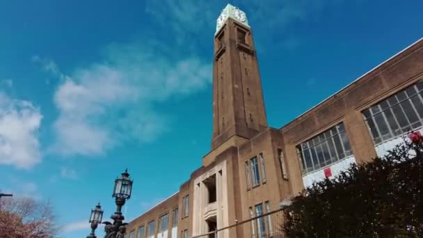 Utsikten över Gillette Building Studios på den soliga dagen med blå himmel — Stockvideo
