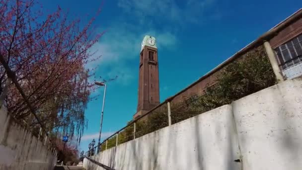 Pohled na Gillette Building Studios za slunečného dne s modrou oblohou — Stock video
