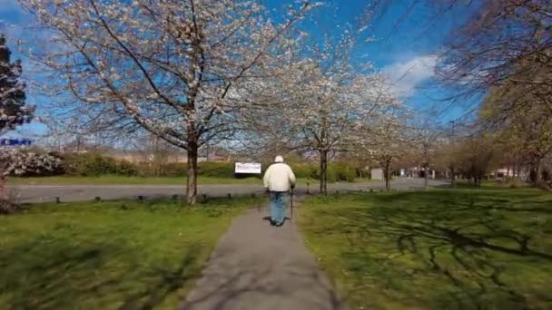 一个拿着手杖朝特易购超市走去的老人 — 图库视频影像