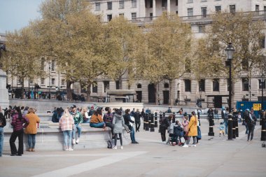 Westminster, Londra 124; İngiltere - 2021.05.02: Pazar günü banka tatilinde insanlar Trafalgar Meydanı 'nda güneşli havanın keyfini çıkarıyorlar