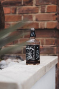Westminster, Londra the 124; UK - 2021.05.02: Yarım şişe Jack Daniels Whiskey kaldırımda kaldı