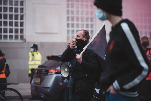 Вестмінстер Лондон Велика Британія 2021 Люди Одягнені Маски Розмахуючи Прапорами — стокове фото
