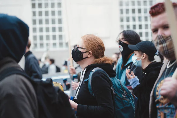 Westminster London 2021 Folk Som Bär Masker Och Viftar Med — Stockfoto