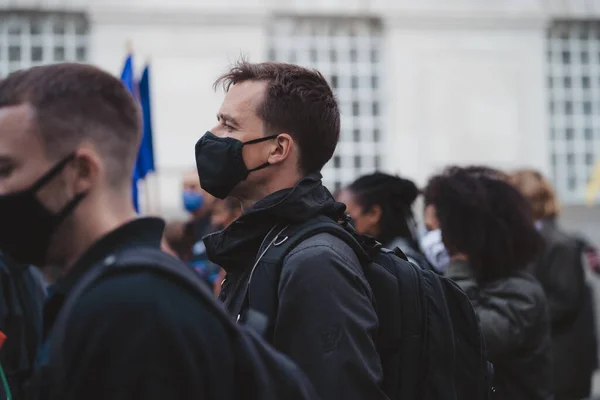 英国伦敦威斯敏斯特 2021 杀死法案 抗议活动中戴面具 挥动旗帜和横幅的人 — 图库照片