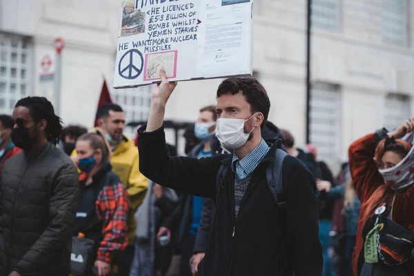 英国伦敦威斯敏斯特 2021 杀死法案 抗议活动中戴面具 挥动旗帜和横幅的人 — 图库照片