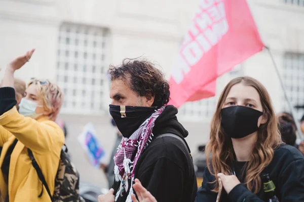 Westminster London 2021 Folk Som Bär Masker Och Viftar Med — Stockfoto