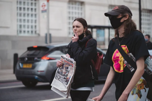 Westminster London 2021 Álarcos Cigarettázó Lány Szocialista Újság Kill Bill — Stock Fotó