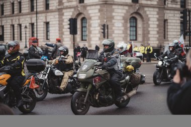 Westminster, Londra (124; İngiltere - 2021.05.08: Parlemento Meydanı 'nda Rolling Thunder UK motorcularının yürüyüşü gazileri desteklemek için