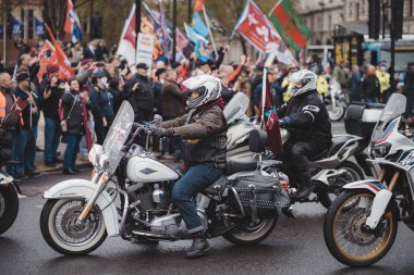 Westminster, Londra (124; İngiltere - 2021.05.08: Parlemento Meydanı 'nda Rolling Thunder UK motorcularının yürüyüşü gazileri desteklemek için