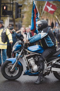 Westminster, Londra (124; İngiltere - 2021.05.08: Parlemento Meydanı 'nda Rolling Thunder UK motorcularının yürüyüşü gazileri desteklemek için