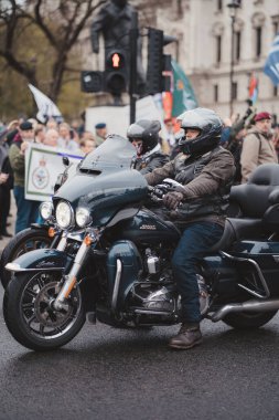 Westminster, Londra (124; İngiltere - 2021.05.08: Parlemento Meydanı 'nda Rolling Thunder UK motorcularının yürüyüşü gazileri desteklemek için