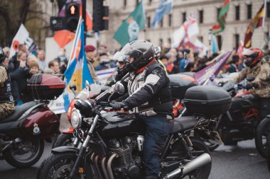 Westminster, Londra (124; İngiltere - 2021.05.08: Parlemento Meydanı 'nda Rolling Thunder UK motorcularının yürüyüşü gazileri desteklemek için