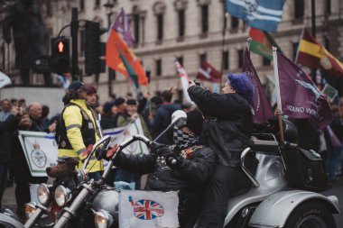 Westminster, Londra (124; İngiltere - 2021.05.08: Parlemento Meydanı 'nda Rolling Thunder UK motorcularının yürüyüşü gazileri desteklemek için