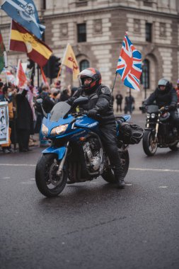 Westminster, Londra (124; İngiltere - 2021.05.08: Parlemento Meydanı 'nda Rolling Thunder UK motorcularının yürüyüşü gazileri desteklemek için