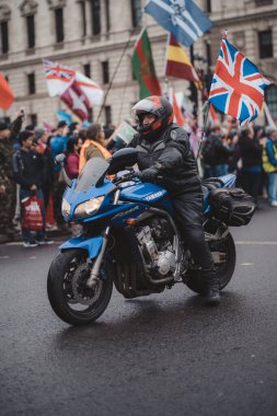 Westminster, Londra (124; İngiltere - 2021.05.08: Parlemento Meydanı 'nda Rolling Thunder UK motorcularının yürüyüşü gazileri desteklemek için