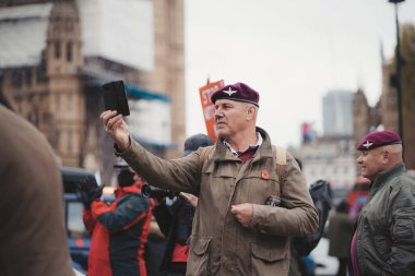 Westminster, Londra, 124; İngiltere - 2021.05.08: Londra 'da yüzlerce gazi, gazileri desteklemek için yürüyüş yapıyor.
