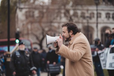 Westminster, Londra 124; İngiltere - 2021.05.08: Eski Savunma Bakanı Johnny Mercer ile birlikte Londra 'da gazilere destek yürüyüşünde bulunan yüzlerce kişi.