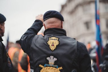 Westminster, Londra 124; İngiltere - 2021.05.08: Eski Savunma Bakanı Johnny Mercer ile birlikte Londra 'da gazilere destek yürüyüşünde bulunan yüzlerce kişi.