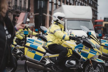 Westminster, Londra the 124; İngiltere - 2021.05.08: Londra 'da motosikletli polis memurları gazileri desteklemek için yürüyüşe geçti.