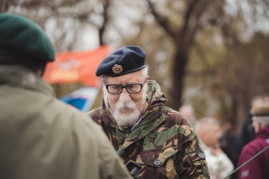 Westminster, Londra, 124; İngiltere - 2021.05.08: Londra 'da yüzlerce gazi, gazileri desteklemek için yürüyüş yapıyor.