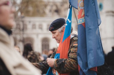 Westminster, Londra, 124; İngiltere - 2021.05.08: Londra 'da gazilere destek yürüyüşünde bayraklı yüzlerce kişi.