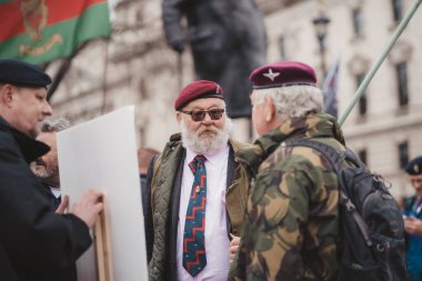 Westminster, Londra, 124; İngiltere - 2021.05.08: Londra 'da yüzlerce gazi, gazileri desteklemek için yürüyüş yapıyor.