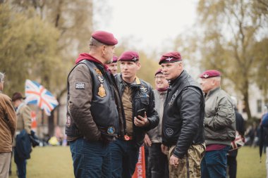 Westminster, Londra, 124; İngiltere - 2021.05.08: Londra 'da yüzlerce gazi, gazileri desteklemek için yürüyüş yapıyor.