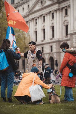 Westminster, Londra, 124; İngiltere - 2021.05.08: Londra 'da yüzlerce gazi, gazileri desteklemek için yürüyüş yapıyor.