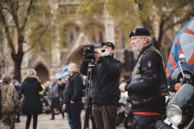 Westminster, Londra, 124; İngiltere - 2021.05.08: Londra 'da yüzlerce gazi, gazileri desteklemek için yürüyüş yapıyor.