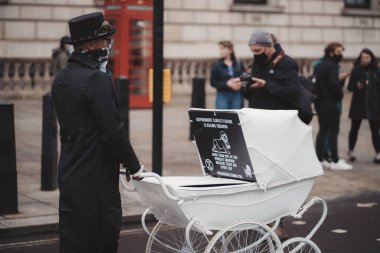 Westminster, Londra 124; İngiltere - 2021.05.08: Beyaz Bebek Prams ile birlikte yavaş yavaş Downing Street 'e doğru yürüyen Yok Olma İsyanı eylemcileri