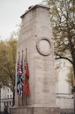 Westminster, Londra 124; İngiltere - 2021.05.08: Güneşli Zafer Günü 'nde bayraklı Cenotaph