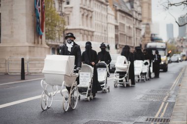Westminster, Londra 124; İngiltere - 2021.05.08: Beyaz Bebek Prams ile birlikte yavaş yavaş Downing Street 'e doğru yürüyen Yok Olma İsyanı eylemcileri