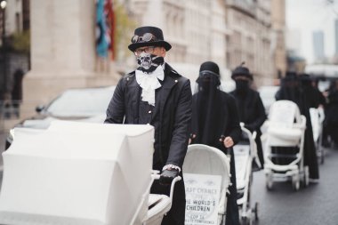 Westminster, Londra 124; İngiltere - 2021.05.08: Beyaz Bebek Prams ile birlikte yavaş yavaş Downing Street 'e doğru yürüyen Yok Olma İsyanı eylemcileri