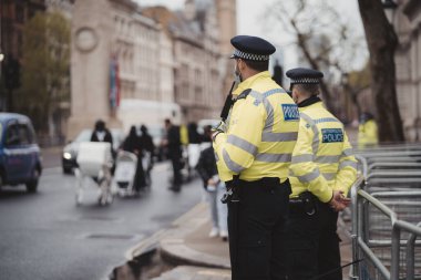 Westminster, Londra, 124; İngiltere - 2021.05.08: Soykırım İsyanı eylemcileri Beyaz Bebek Prams ile birlikte Polis memurlarının önünde Downing Street 'in yanında yürüyorlar