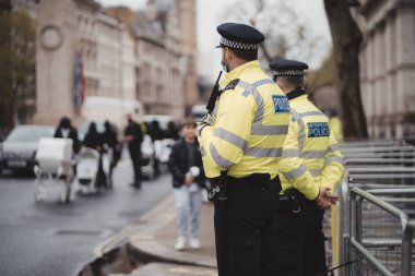 Westminster, Londra, 124; İngiltere - 2021.05.08: Soykırım İsyanı eylemcileri Beyaz Bebek Prams ile birlikte Polis memurlarının önünde Downing Street 'in yanında yürüyorlar