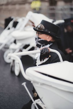 Westminster, Londra 124; İngiltere - 2021.05.08: Beyaz Bebek Prams ile Downing Street önünde diz çöken Yok Olma İsyanı eylemcileri