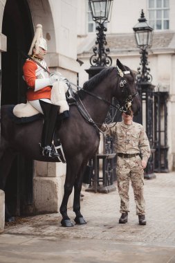 Westminster, Londra 124; İngiltere - 2021.05.08: Whitehall 'daki Hourse Guards Parade' ın dışında üniformalı geleneksel ev süvarileri
