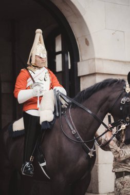 Westminster, Londra 124; İngiltere - 2021.05.08: Whitehall 'daki Hourse Guards Parade' ın dışında üniformalı geleneksel ev süvarileri