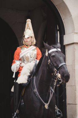 Westminster, Londra 124; İngiltere - 2021.05.08: Whitehall 'daki Hourse Guards Parade' ın dışında üniformalı geleneksel ev süvarileri