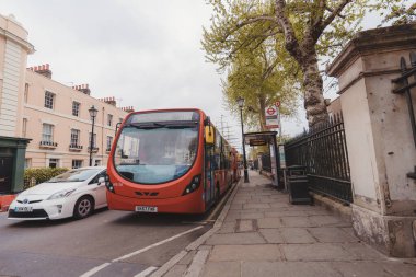 Greenwich, Londra the 124; UK - 2021.05.08: 286 numaralı otobüs yolcuları bekliyor