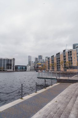 Canary Wharf, Londra - 2021.05.08: Arkaplanda Kanarya Rıhtımı ile Millwall Dış Rıhtımı