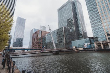 Canary Wharf, Londra the Island 124; UK - 2021.05.08: The view of the South Quay Footbridge with skyscrapers at the Isle of Dogs